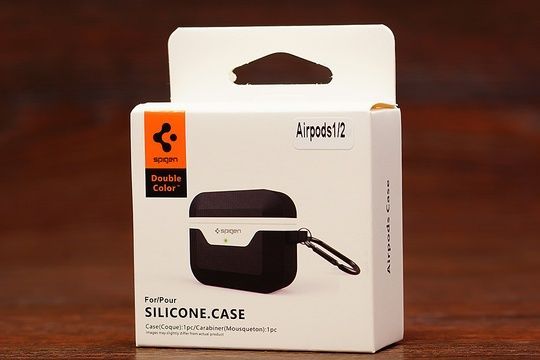 Футляр для навушників 1/2 Spigen (black&white)