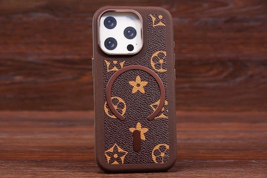 Накладка Louis Vuitton MagSafe IPh 15Pro Dark brown