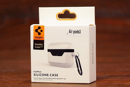 Футляр для навушників 3 Spigen (white&black)