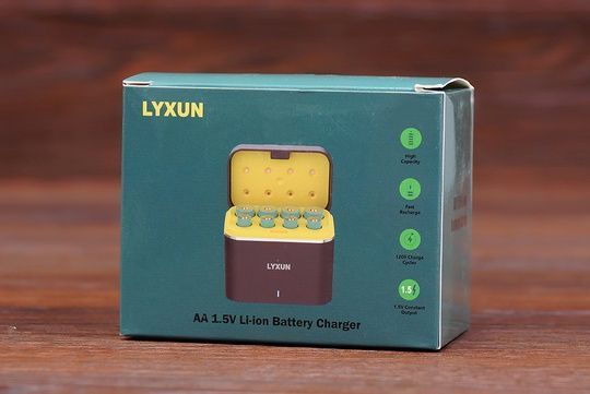 Зарядний пристрій LYXUN з акумуляторами 8 шт (чорно-жовтий)